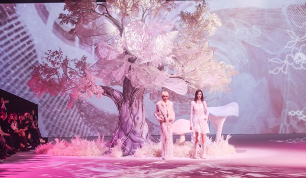 以“设级而上”定调秋冬，荷比俪“未境之旅”蕾丝大秀开启新一季上海时装周
