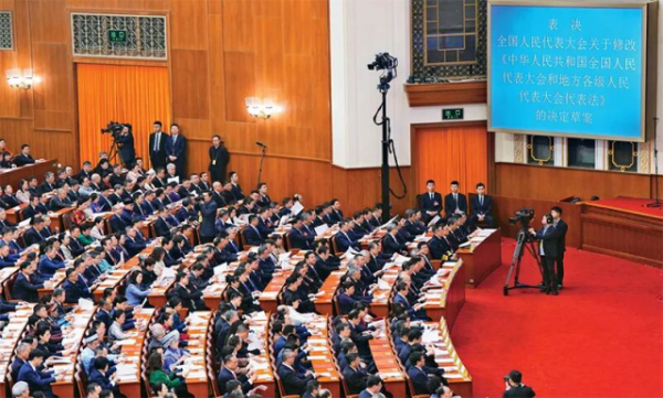 坚持和拓展中国特色社会主义法治道路要树立自信、保持定力