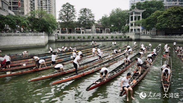 广州猎德、杨箕“起龙”迎端午 龙舟健儿将首次出征全英中华端午龙舟会