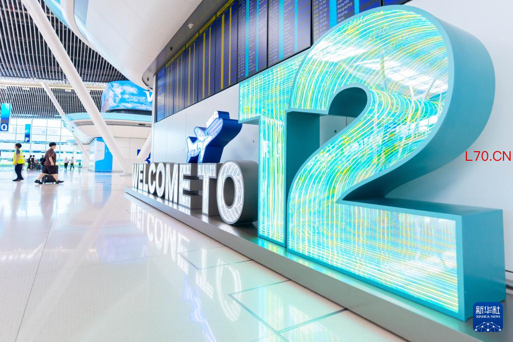 5月27日,旅客抵达香港国际机场二号客运大楼离境大堂。新华社记者 朱炜 摄