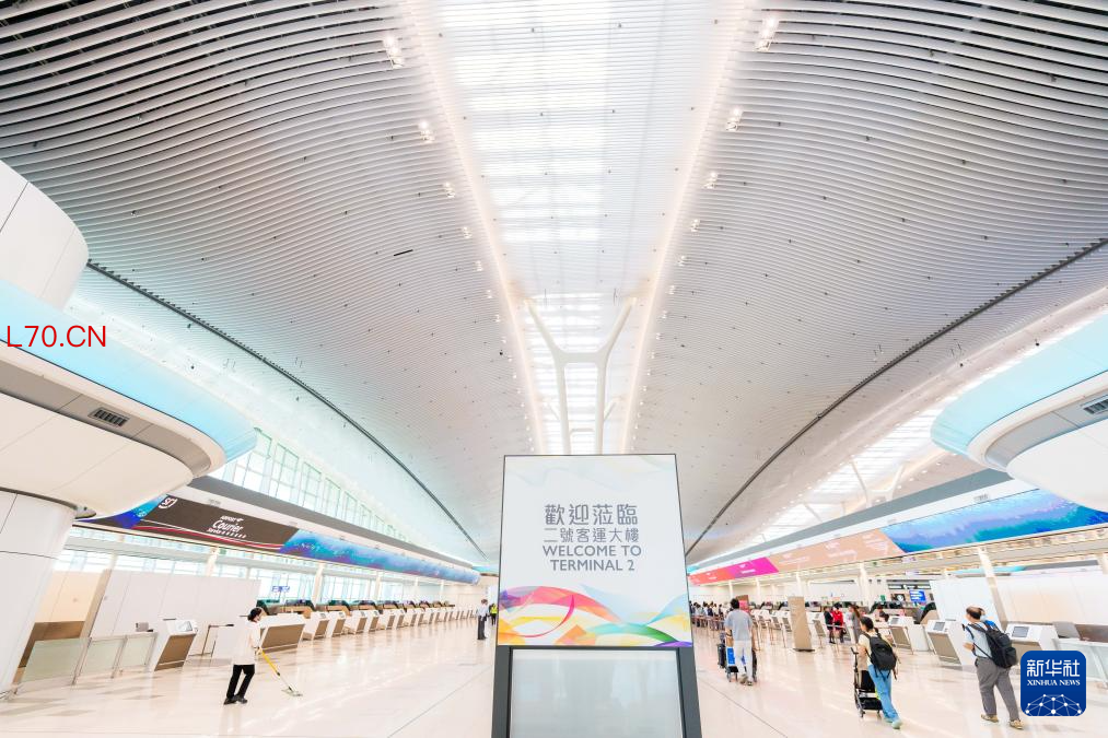 5月27日,旅客抵达香港国际机场二号客运大楼离境大堂。新华社记者 朱炜 摄