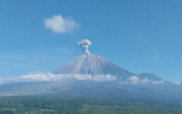 印尼两座火山同时喷发 双火山灰柱冲天