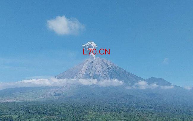 印尼两座火山同时喷发