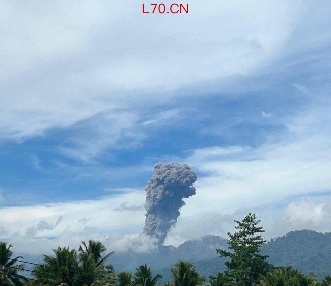 印尼两座火山同时喷发 双火山灰柱冲天