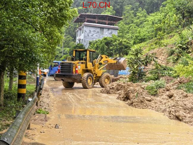 湖北暴雨引发两起公路灾毁事件