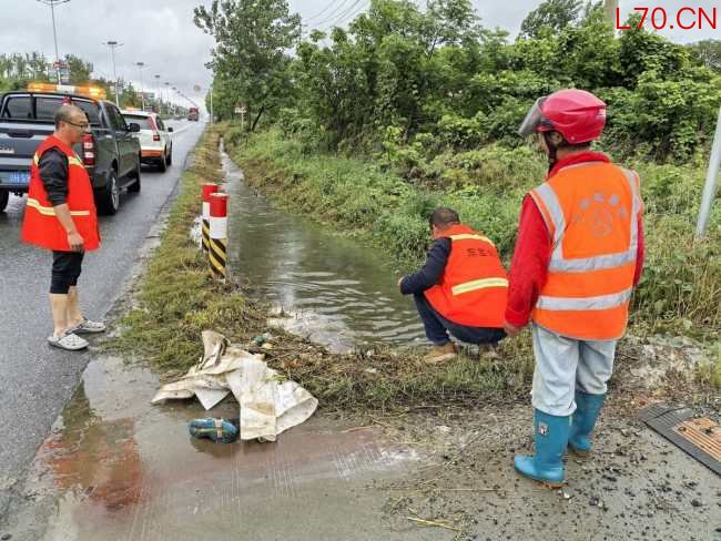 湖北暴雨引发两起公路灾毁事件 交通部门积极应对