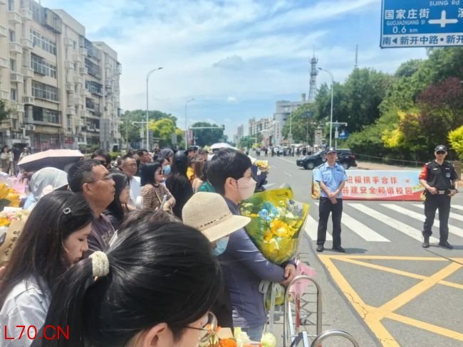天津高考收官见闻:考场外的守候 轻松喜悦溢满考点