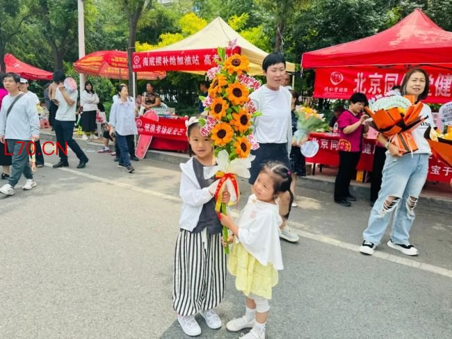 天津高考收官见闻:考场外的守候 轻松喜悦溢满考点