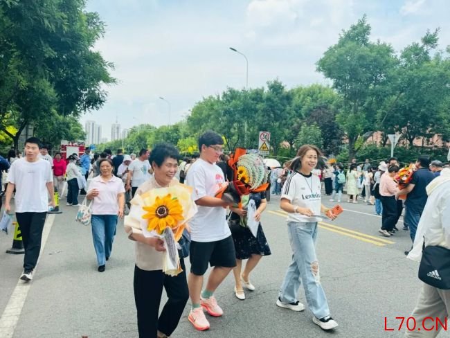 天津高考收官见闻：考场外的守候 轻松喜悦溢满考点