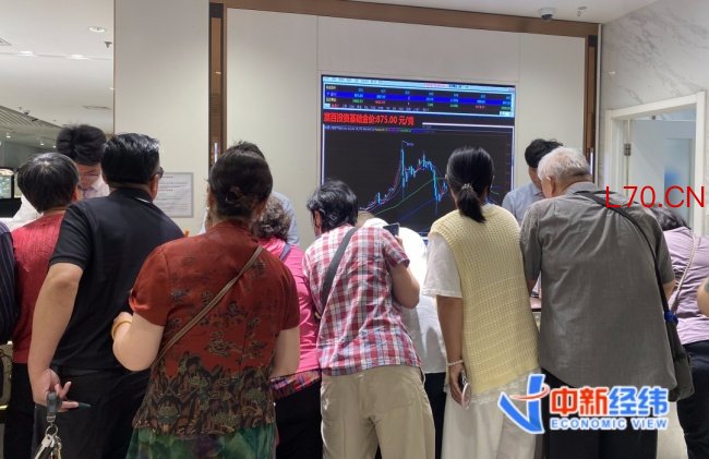 黄金回到“8”字头 金店柜台被挤爆 投资者抢购热潮