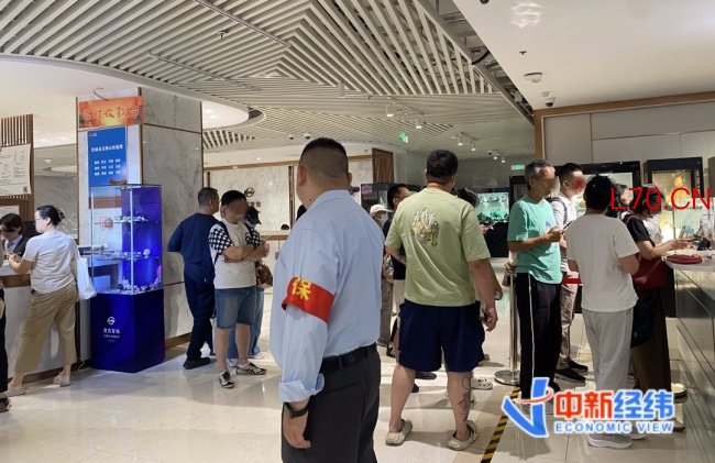黄金回到“8”字头 金店柜台被挤爆 投资者抢购热潮