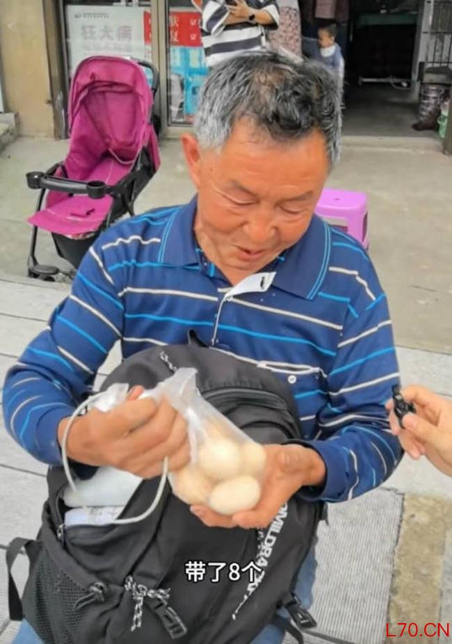 “8枚鸡蛋接考”考生高考526分 朴实父爱感动全网