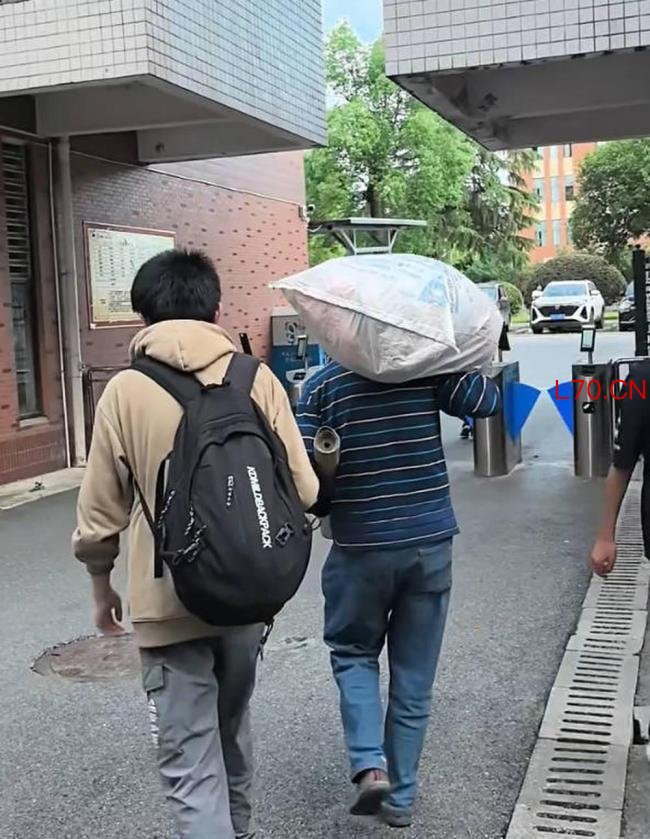 “8枚鸡蛋接考”考生高考526分 朴实父爱感动全网