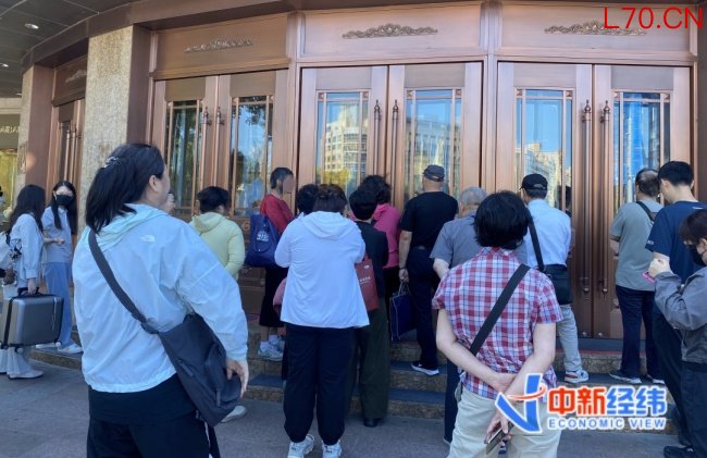 黄金回到“8”字头 金店柜台被挤爆