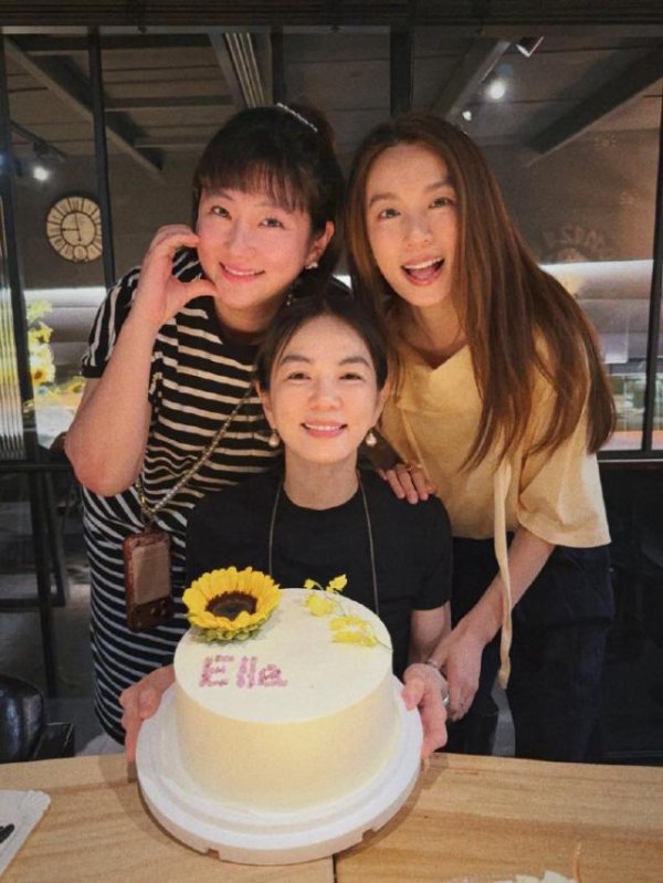 Ella45岁生日，Selina、Hebe合体庆祝！S.H.E同框照引爆回忆杀