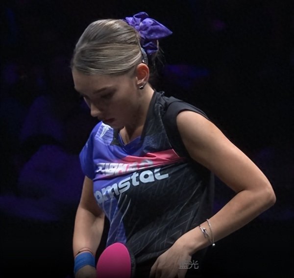 小妖精斯佐科斯3-0华裔美女张安, 场下经营形象也很敬业