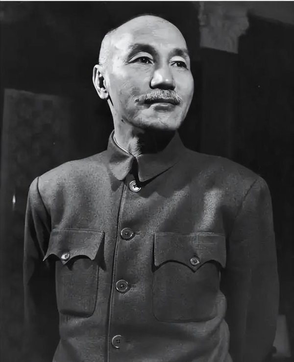 蒋介石带宋美龄见杜月笙，杜看了一眼：这个女人，跟她比跟他值钱